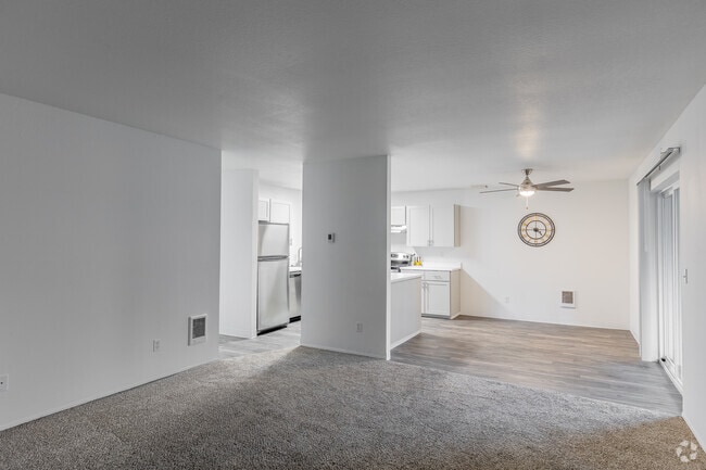 2BR, 2B - 1052SF - Woodspring Apt