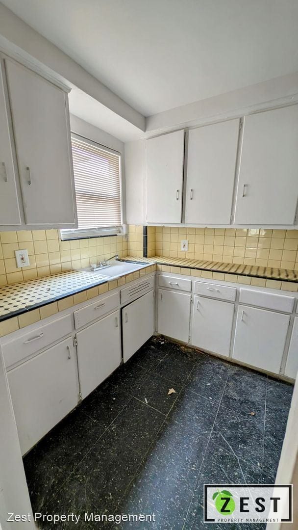 Building Photo - 1 br, 1 bath Apartment - 13600 La Salle Bl...