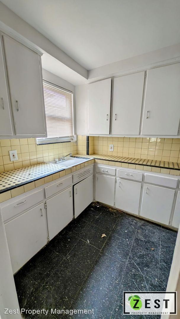 Foto del edificio - 1 br, 1 bath Apartment - 13600 La Salle Bl...