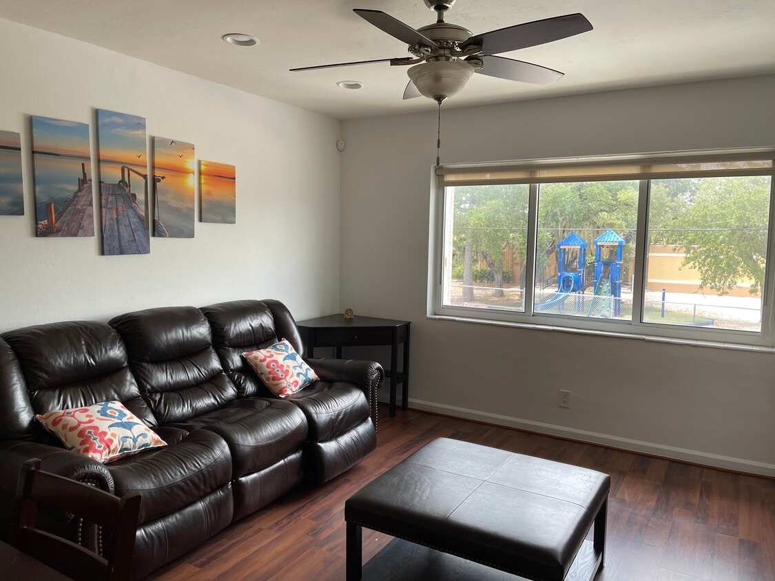 Living Room - 1001 SE 16th St