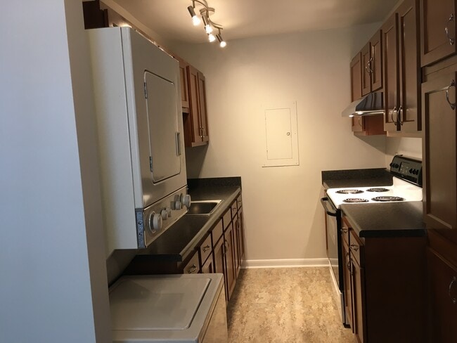 Washer/dryer in unit - 2223 Laurel Ave