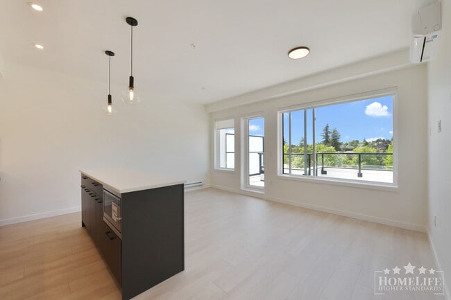 Building Photo - Stunning 1 Bed + den, 1 Bath Condo for Rent in Clayton Heights, Surrey