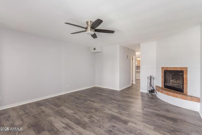 Building Photo - 1425 E Desert Cove Ave