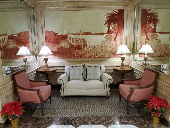 Foto del edificio - 2 Bedroom 1 Bathroom with Washer/Dryer