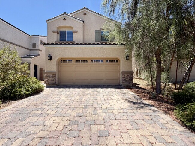 Foto del edificio - 3 BED 2.5 BATH 2 CAR GARAGE SINGLE FAMILY HOME W/ LOFT, BACKYARD & COMMUNITY POOL, SPA, PLAYGROUN...