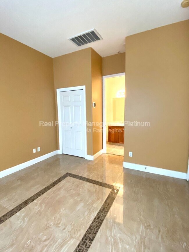Building Photo - 5801 W Chennault Ave