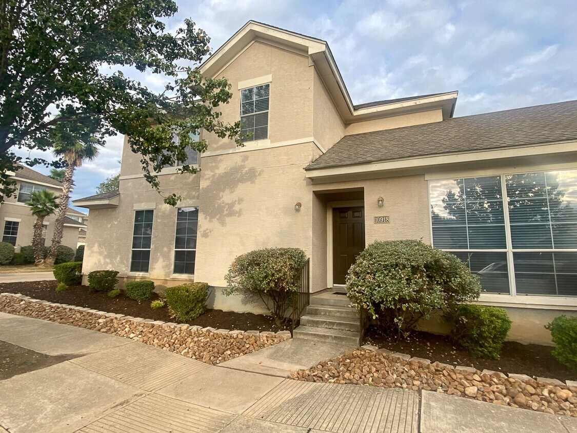 Foto principal - Amazing home with Garage and Backyard 3/2 ...
