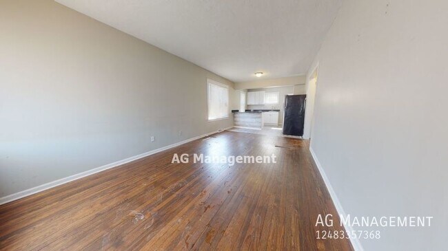 Foto del edificio - 16494 E 10 Mile Rd - Beautifully Updated 2...