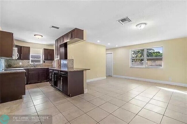 Building Photo - 1301 NW 18th Ct