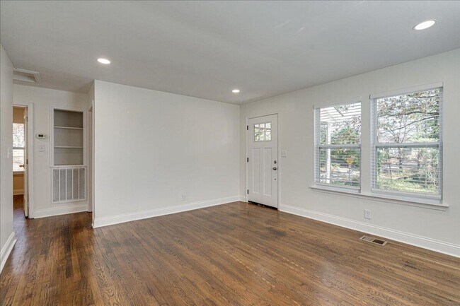 Building Photo - North Chattanooga home!
