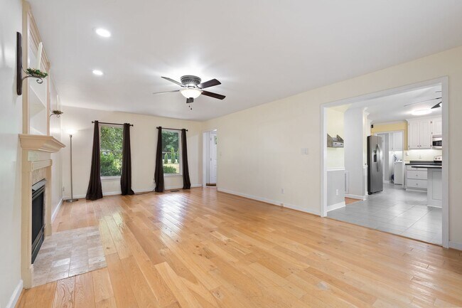 Building Photo - 3 bed 2.5 bath with large lot and bonus ro...