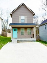 Building Photo - 927 Oak Ln