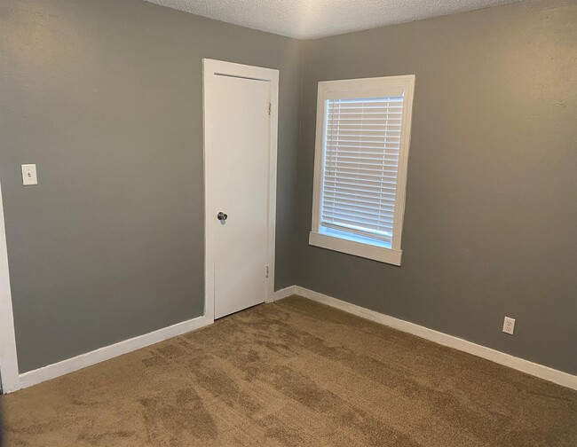 Building Photo - 3932 Brookmont Dr