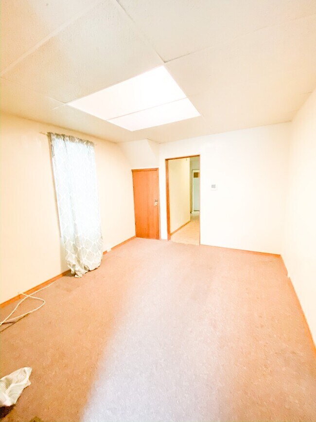 Building Photo - Spacious 3 bed 1 bath home with fenced yar...