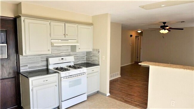 Foto del edificio - 212 Shadybrook Pl