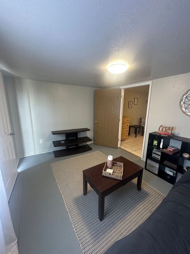 Building Photo - Fully Furnished Move In Ready 1 Bed Unit! ...