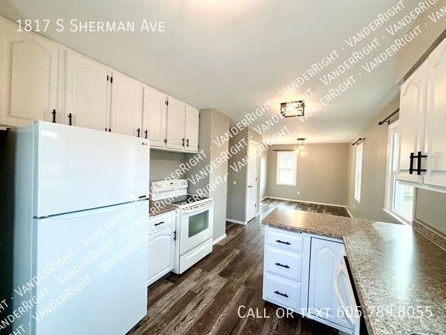 Building Photo - Charming Updated 2 Bedroom House!