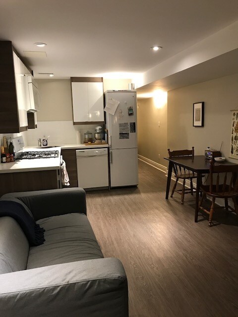 Photo du bâtiment - renovated 2 bedroom with high ceilings