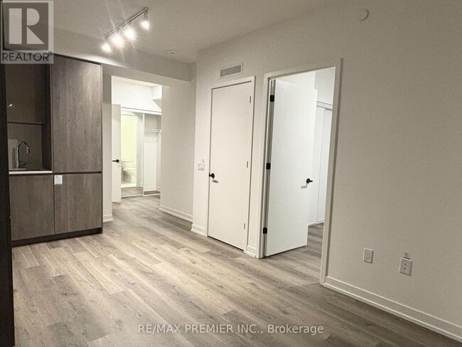 Building Photo - 8 Interchange Wy