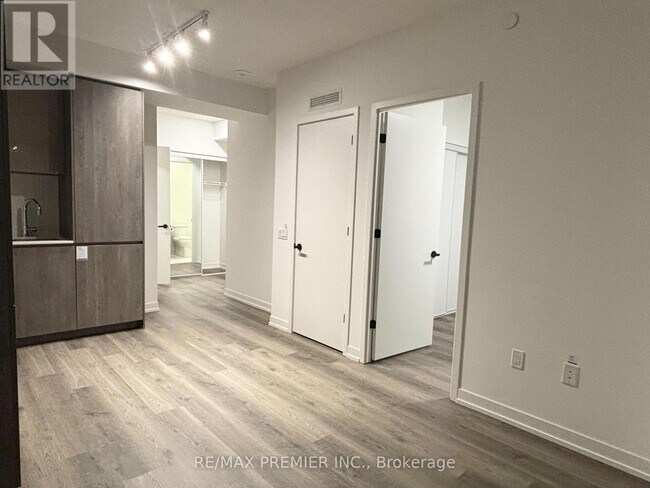 Photo du bâtiment - 8 Interchange Wy