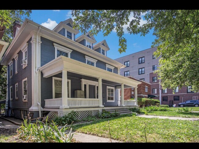 Building Photo - 219 S 38th Ave