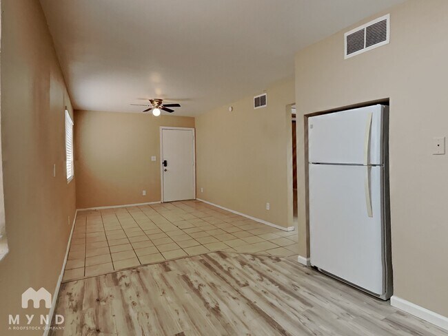 Building Photo - 1702 E Cambridge Ave