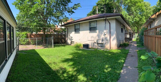 Foto del edificio - LARGE 3BED/1BATH/GARAGE/YARD - SINGLE FAMI...