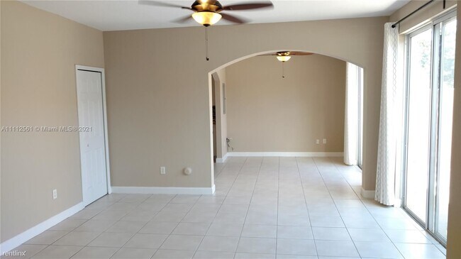 Building Photo - 4 br, 3 bath Townhome - 15703 SW 42nd St 1...