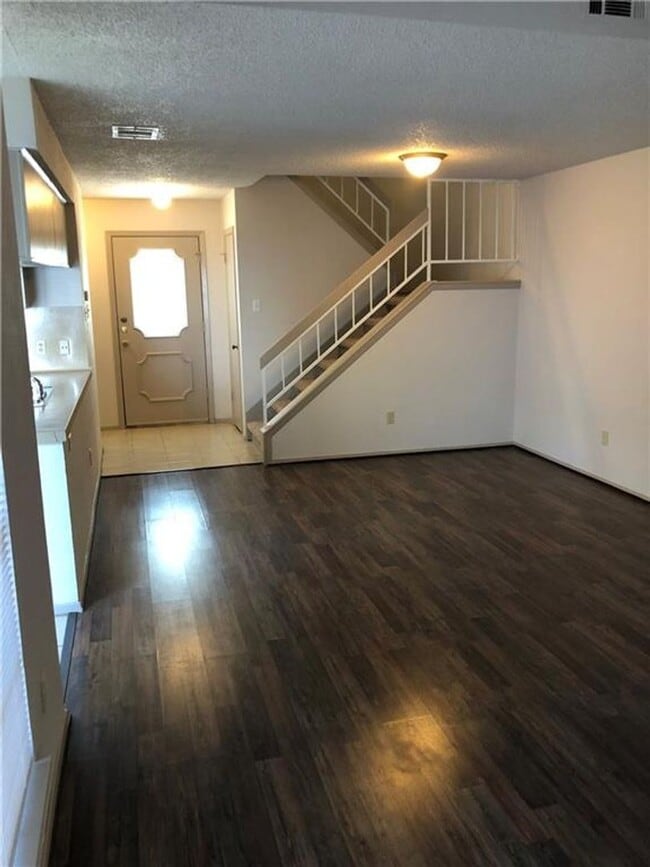 Building Photo - Large 2 bedroom townhome - Available early July