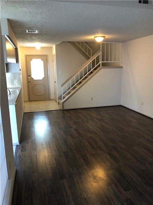 Foto del edificio - Large townhome - Available July