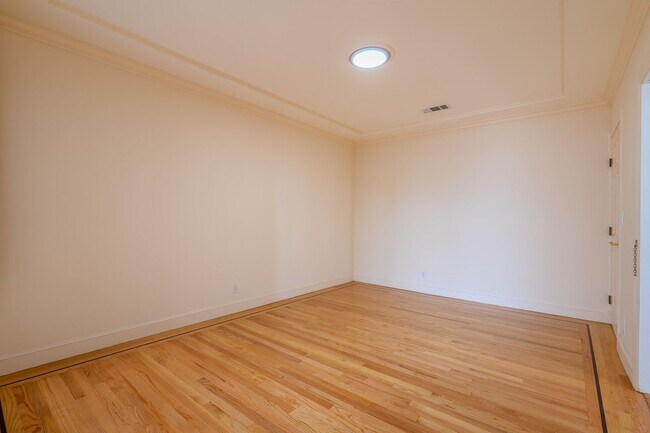 Building Photo - Spacious 2 Bedroom Home Near Stonestown