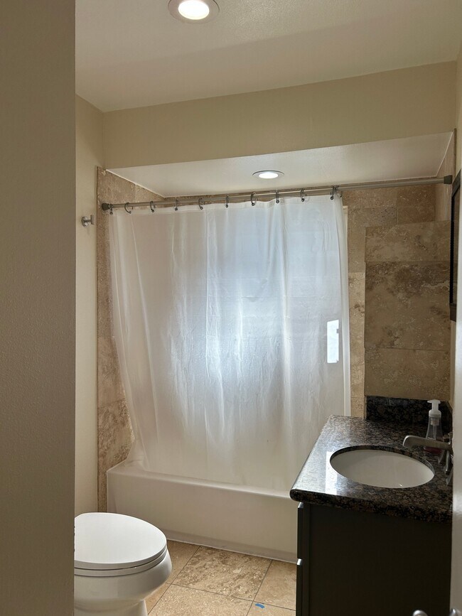 Building Photo - 1915 W Vernon Ave