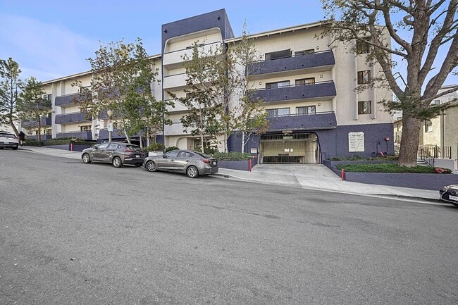 Building Photo - 10982 Roebling Ave