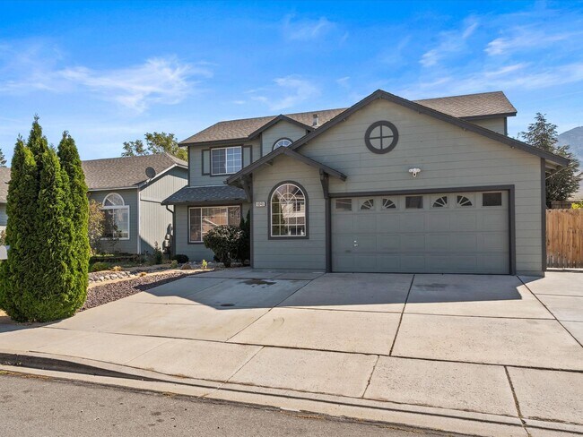 Building Photo - Newly Renovated 4 Bedroom Home with Gorgeo...