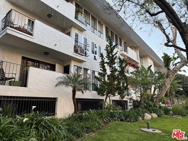 Foto del edificio - 837 N W Knoll Dr