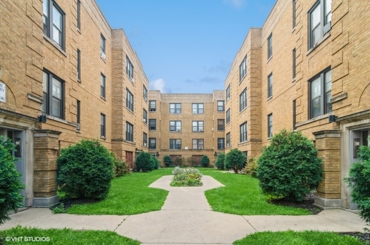 Foto principal - 3221 W Diversey Ave