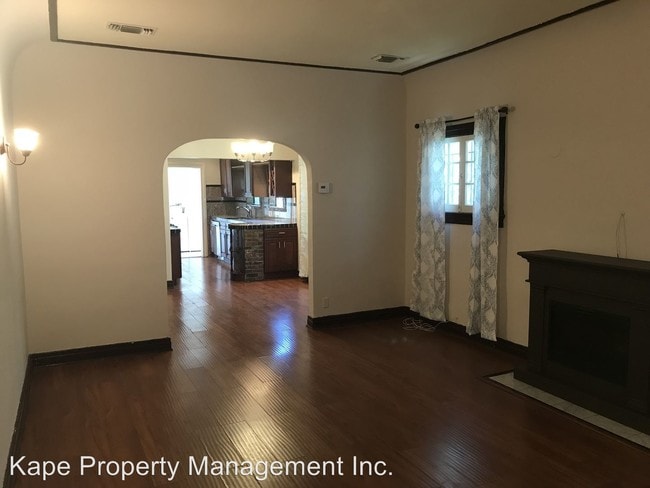 Building Photo - 839 N Poinsettia Pl