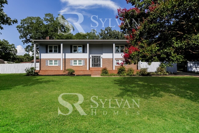 Building Photo - Your DREAM home awaits