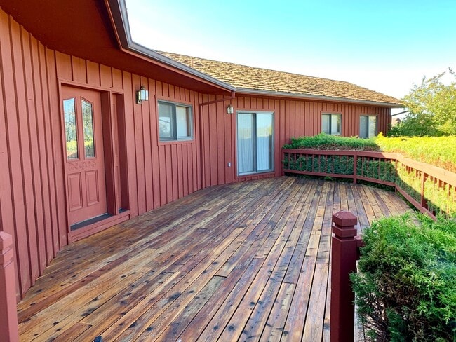 Building Photo - Spectacular Custom Home with Gorgeous Moun...