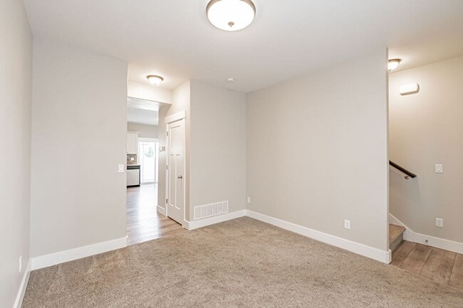 Building Photo - 654 S Saturn Ave