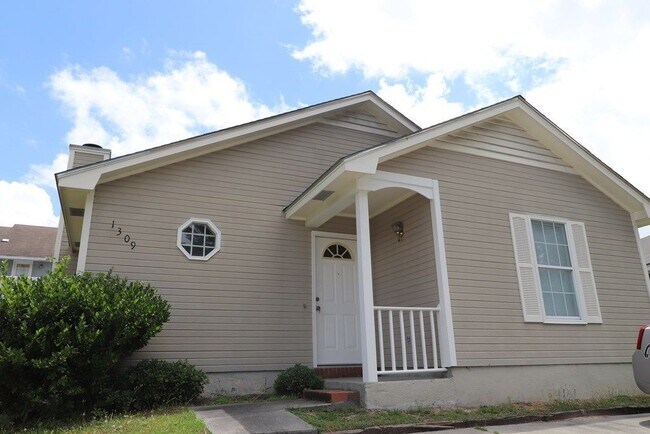 Foto del edificio - Cozy Retreat: Charming 3-Bedroom Home with Cul-de-Sac Location in Valdosta, GA
