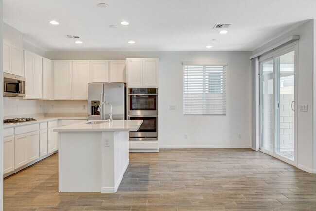 Building Photo - Newly built Home, gated