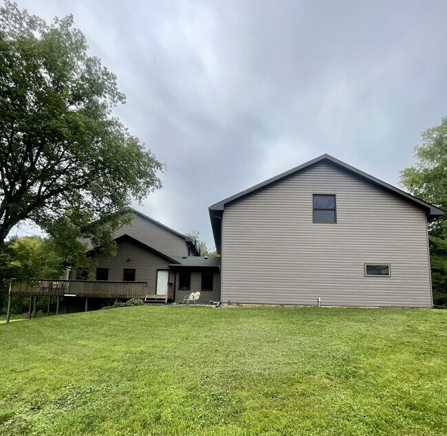 Foto del edificio - Spacious country Home on 13 acres