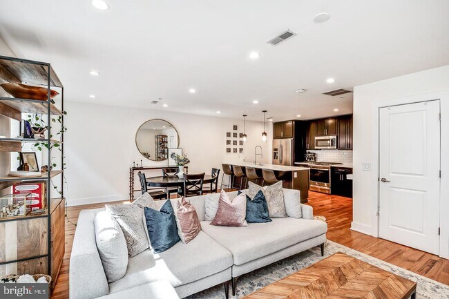 Building Photo - 1649 E Eyre St