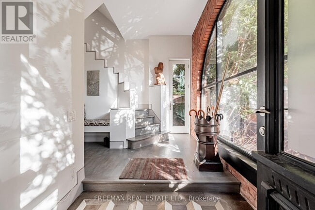 Building Photo - 21 Howland Ave