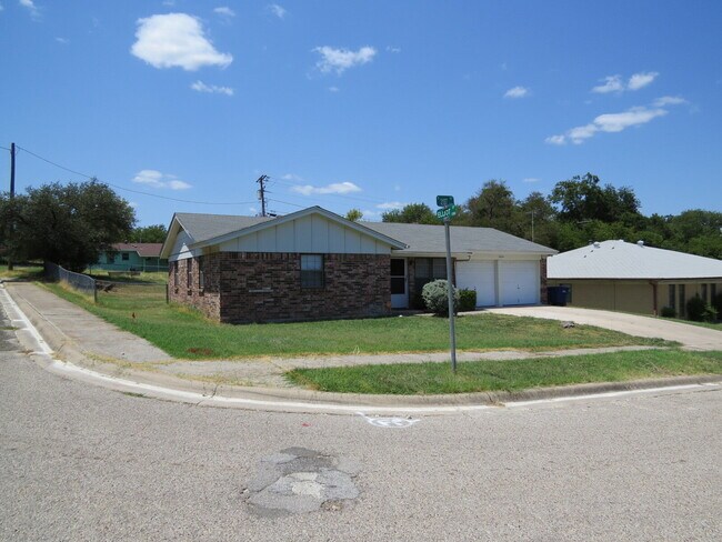 Foto del edificio - "Charming 3-Bedroom Home with 2 Full Baths...