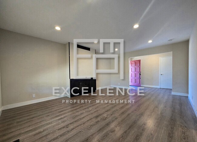 Foto del edificio - Fabulous 2/2 Duplex with Garage,Cat OK, Patio, Granite Counters and Fireplace