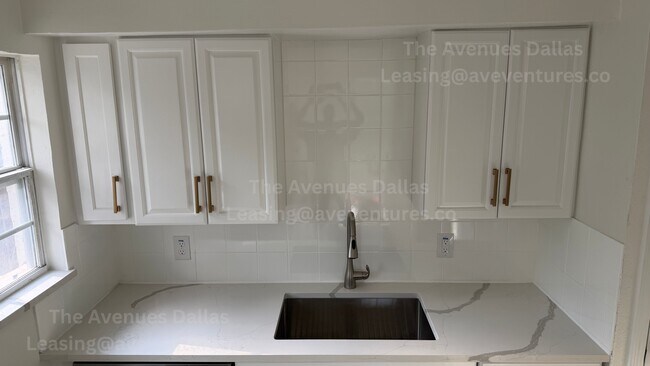 Foto del edificio - 305 N Oak Cliff Blvd
