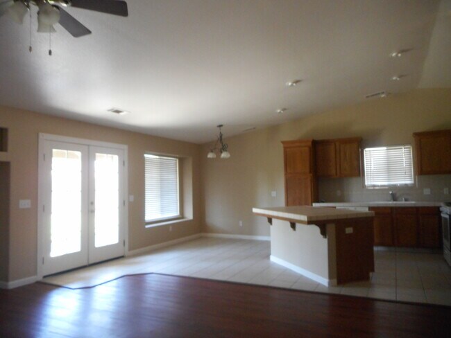 Building Photo - 1267 N BRENTWOOD 3 BEDROOM 2 BATHROOM HOME...