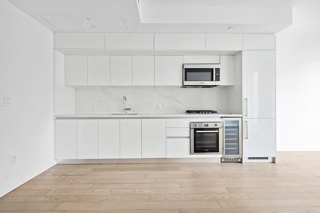 Building Photo - 505 W 43rd St